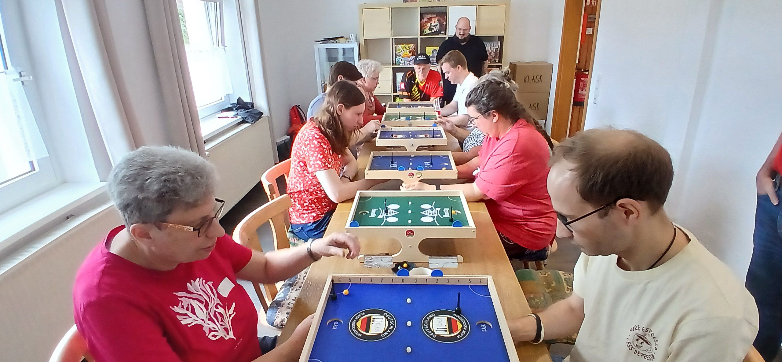 Klask-Spieler beim Turnier