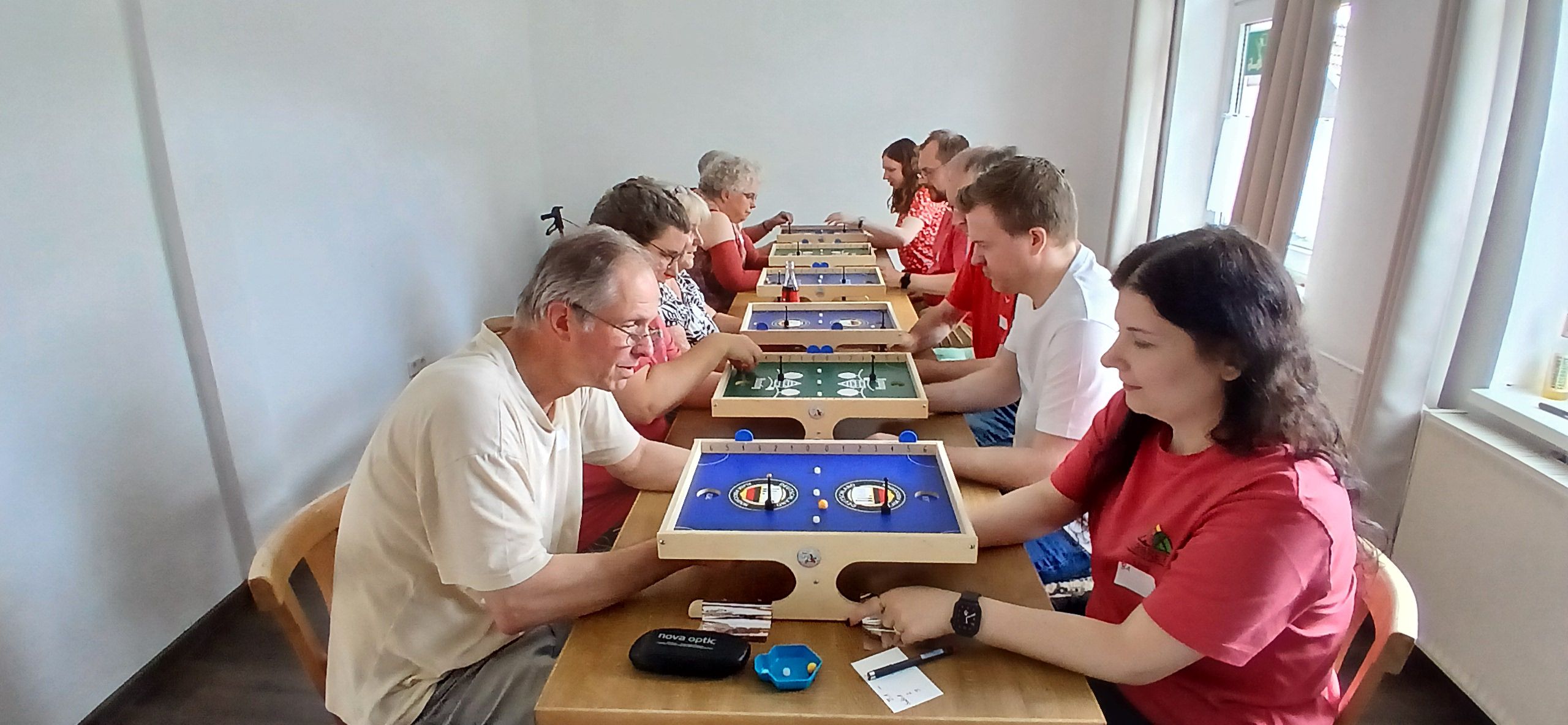 Klask-Spieler beim Turnier