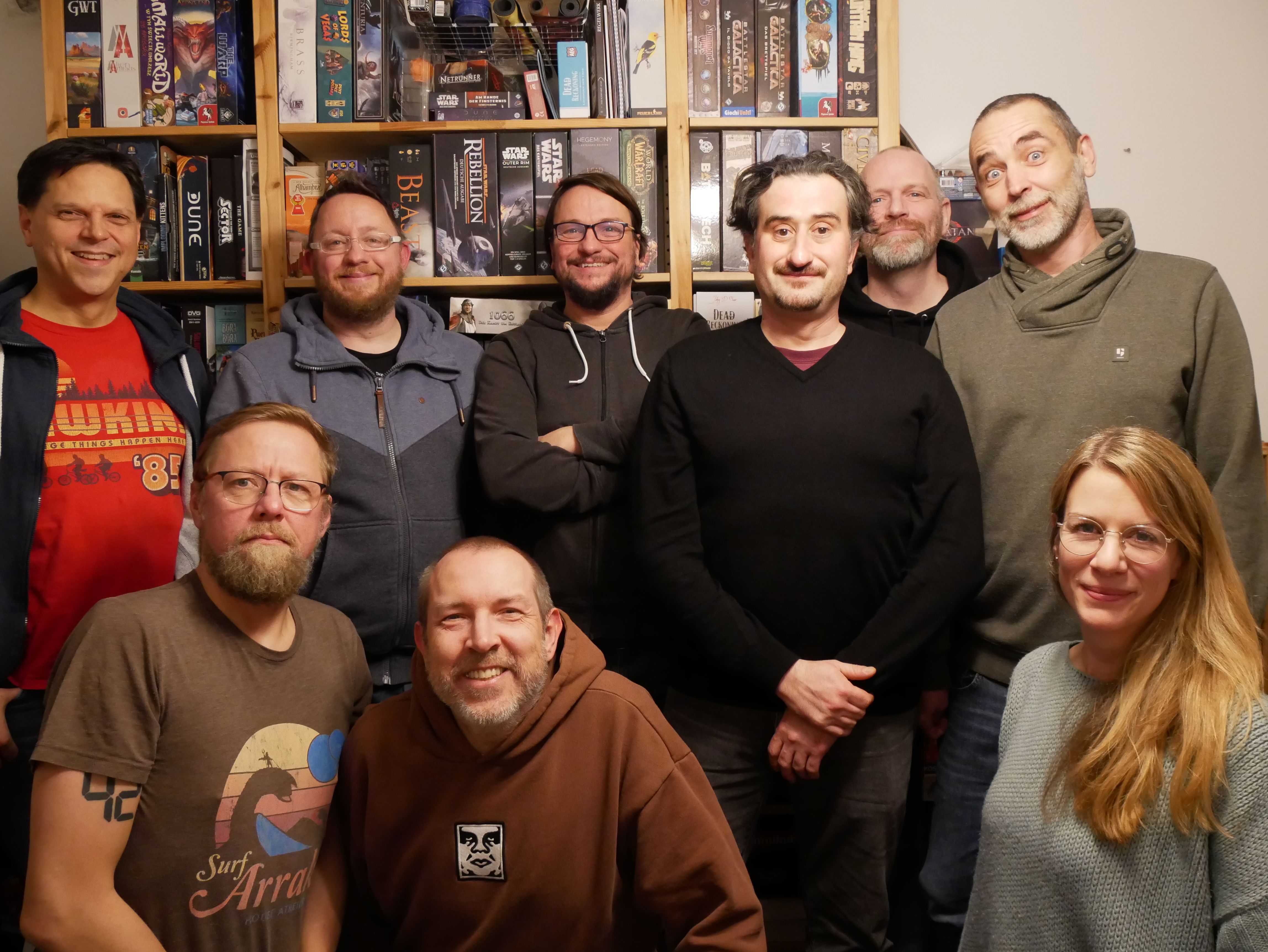 Der Vorstand von Oberbrett vor einem Regal voller Brettspiele